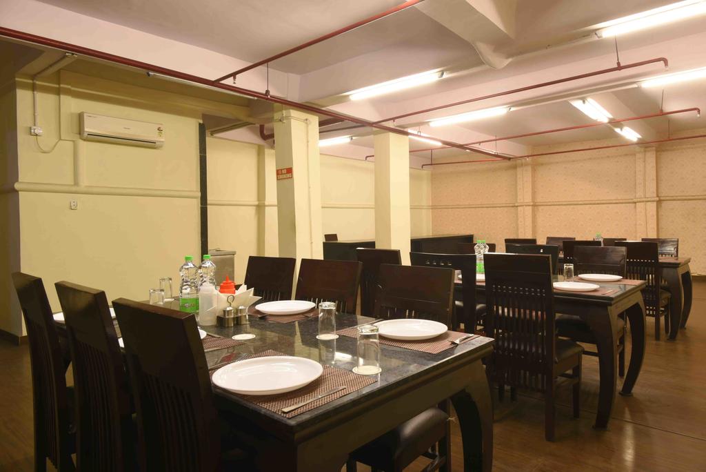 Royal Heights Hotel Delhi Restaurant