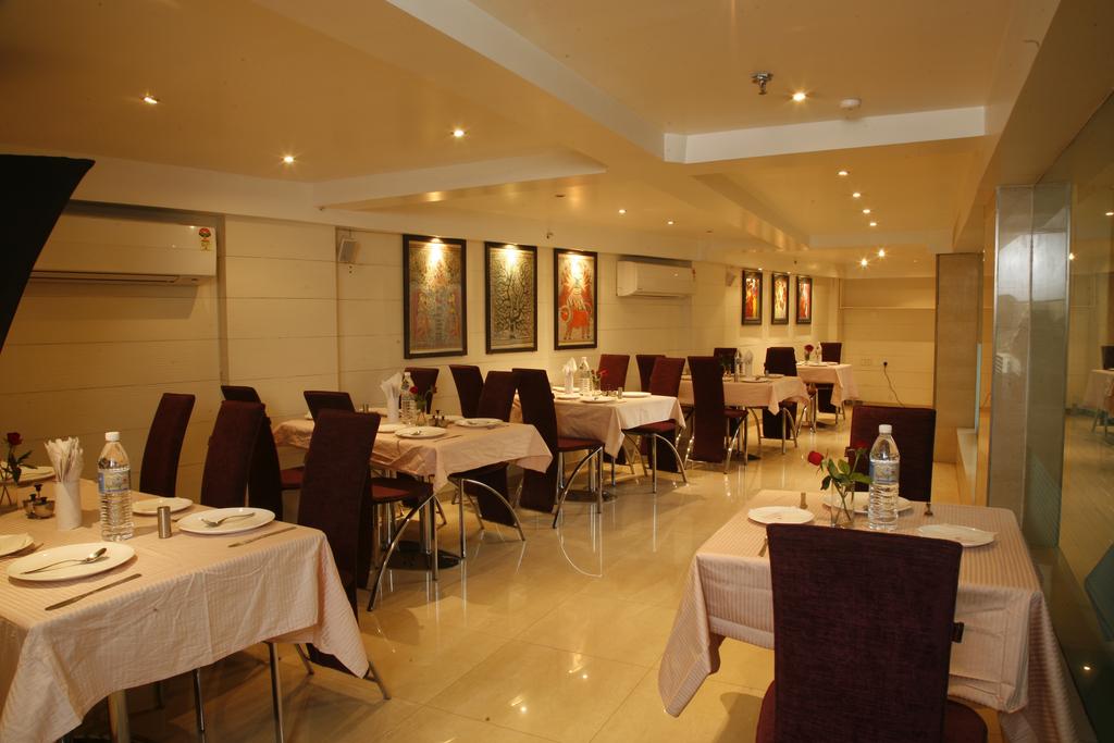 Optimum Palm D Hotel Delhi Restaurant