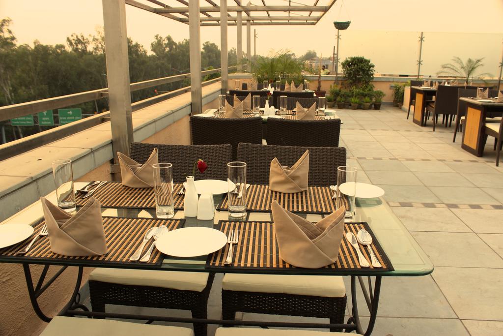 Tavisha Hotel Delhi Restaurant